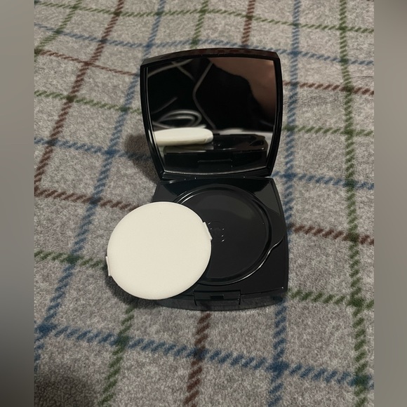 Authentic Chanel Healthy Glow Gel Touch Foundation - Picture 4 of 5